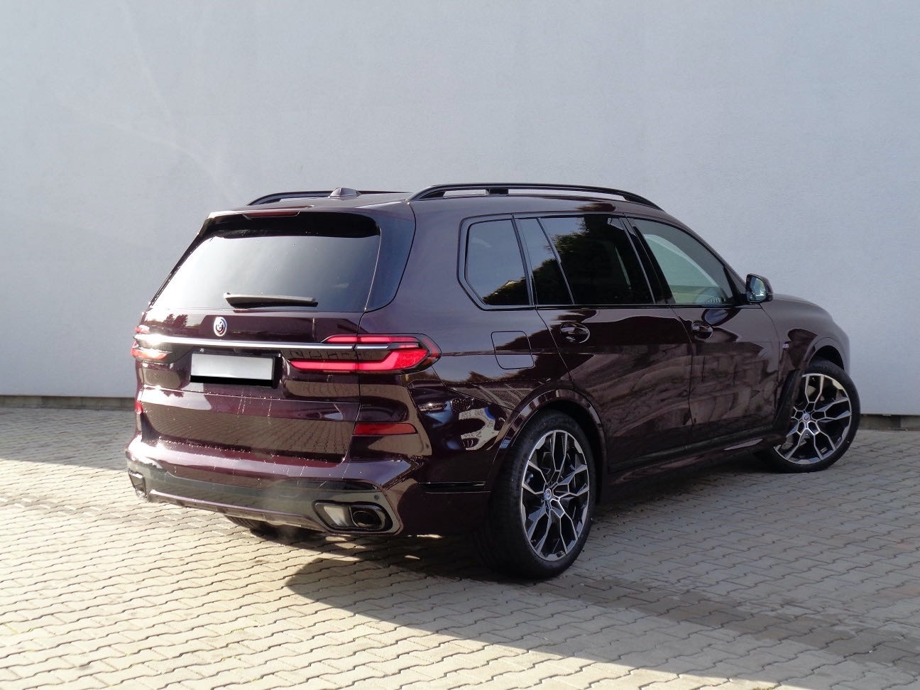 BMW X7 40d xDrive Msport | facelift | české předváděcí auto | předání březen 2023 | maximální výbava | luxusní kombinace | červená s béžovo - šedým interiérem | super cena 2.519.000,- Kč bez DPH | nákup online na AUTOiBUY.com